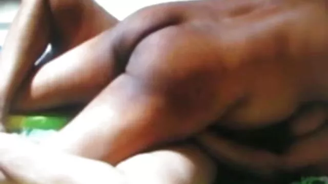 लोग चमड़े के सेक्सी मूवी हिंदी में वीडियो सोफे पर अपनी श्यामला प्रेमिका fucks