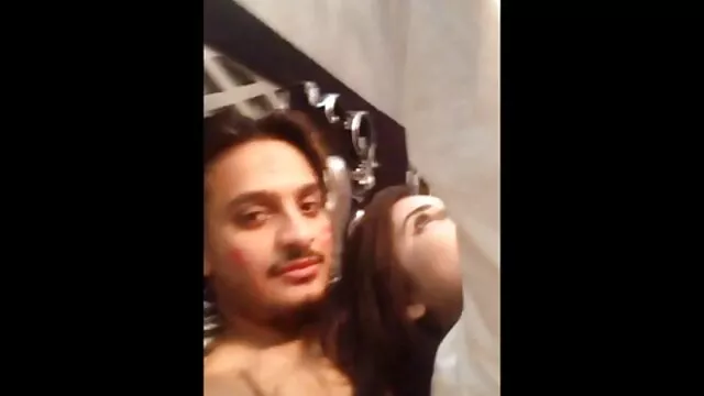 साटन सेक्स मूवी एचडी में ब्लाउज फोरसम