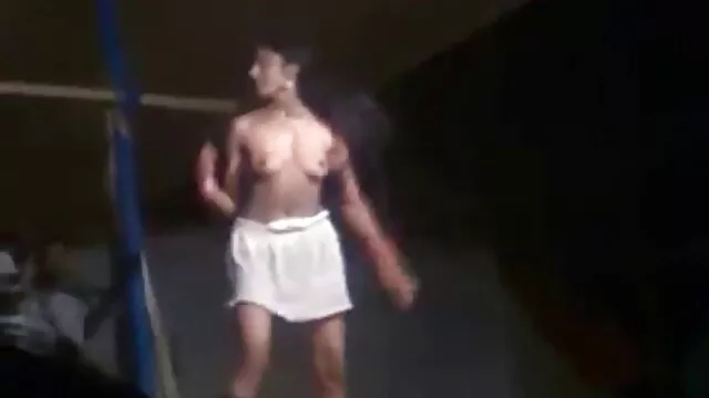 चांटे और सेक्सी हिंदी मूवी वीडियो में जेक सीढ़ी
