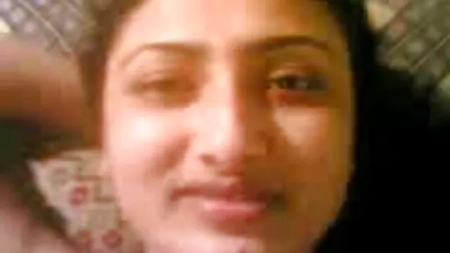 अंधेरे बालों वाली सुंदरता उसके घुटनों पर गिरती है और सिर हिंदी में सेक्सी वीडियो मूवी देती है फिर गड़बड़ हो जाती है