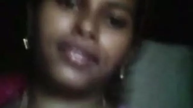वह खेलना पसंद करती है। सेक्सी मूवी हिंदी में