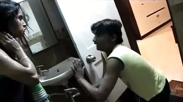 धनी अमीर हिंदी में सेक्सी मूवी वीडियो कुतिया spanks नौकरानी 2