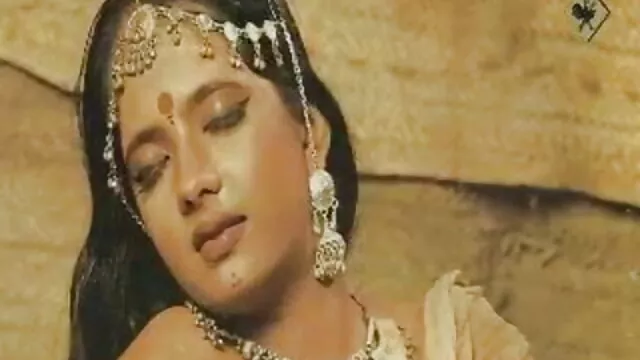 रोम में प्रमुख नकाबपोश खूबसूरत चॉकलेट मुर्गा पर हुड फुल हद में सेक्सी मूवी नारे में